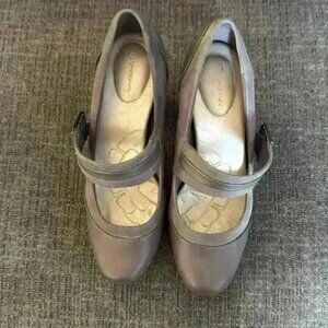Giani Bernini gray pump with buckle. Leather/suede unique comfy!